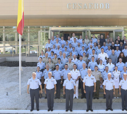 Fotografía de Grupo de Su Majestad el Rey con una representación del personal del Centro de Sistemas Aeroespaciales de Observación